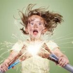 Mơ thấy bị điện giật đánh con gì